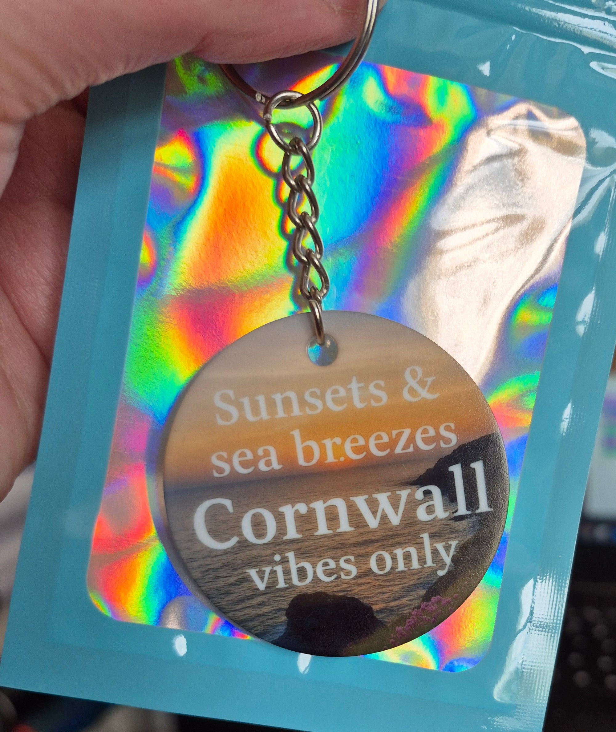 Cornwall Vibes Only Keyring – Sunset Sea Breeze Gift – Round Acrylic Keyring – Coastal Holiday Souvenir – Handmade in Cornwall with Gift Pouch