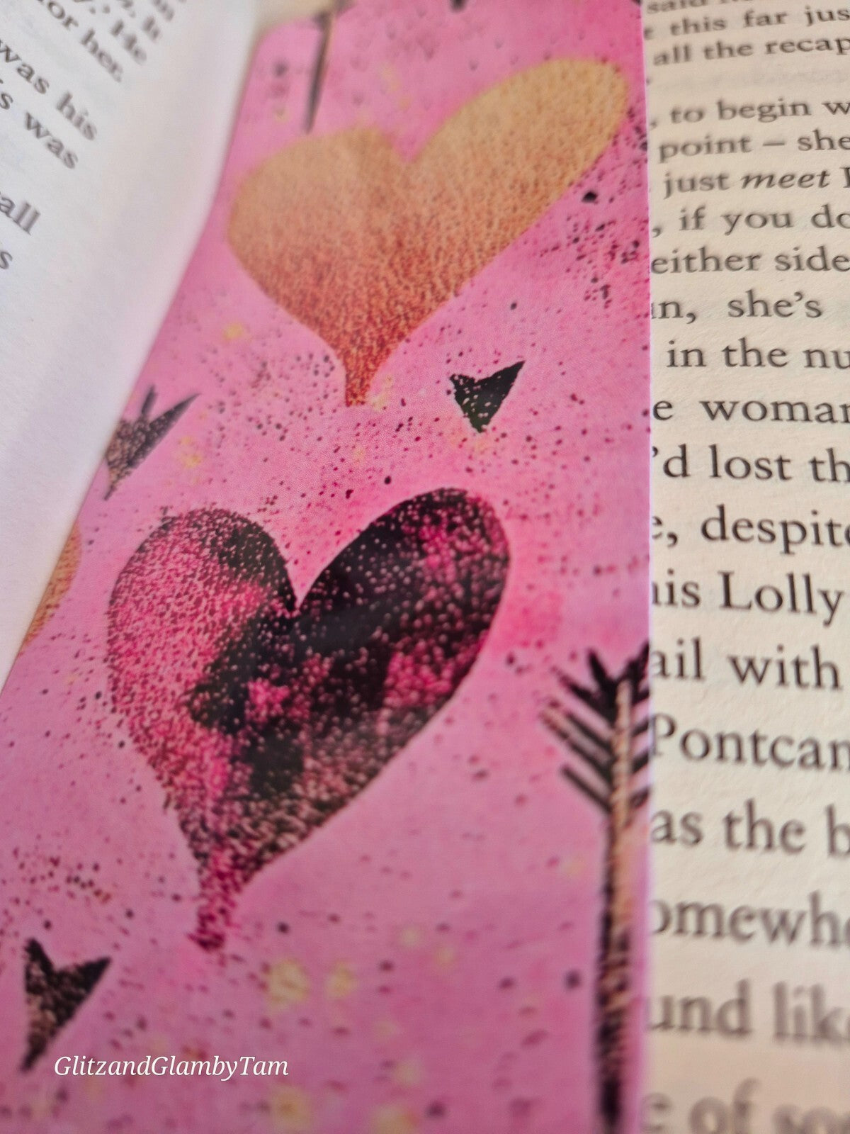 Pink Hearts Bookmark: Valentine's Day Gift for Book Lovers - Cute & Unique Book Accessory with Arrow Design