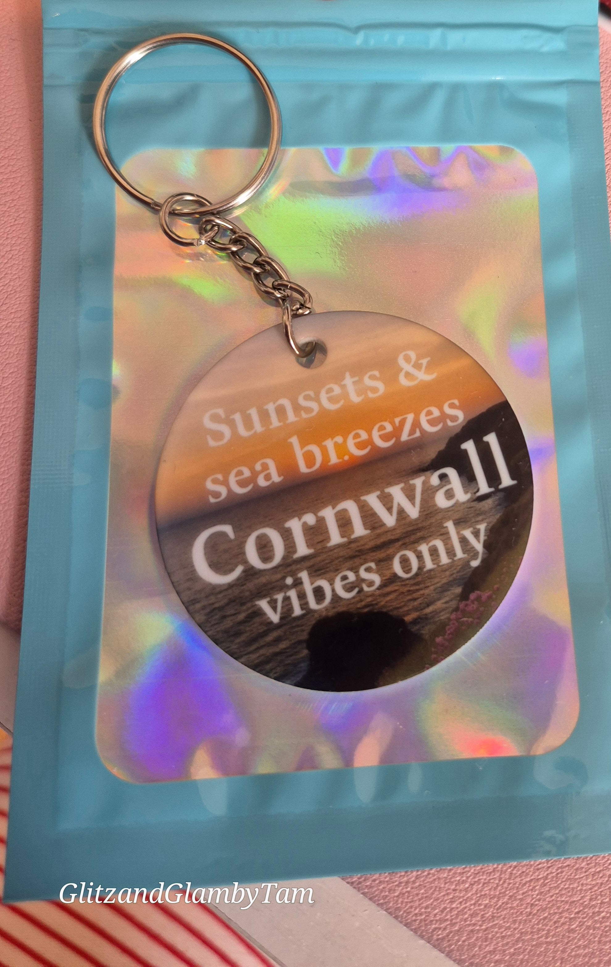 Cornwall Vibes Only Keyring – Sunset Sea Breeze Gift – Round Acrylic Keyring – Coastal Holiday Souvenir – Handmade in Cornwall with Gift Pouch